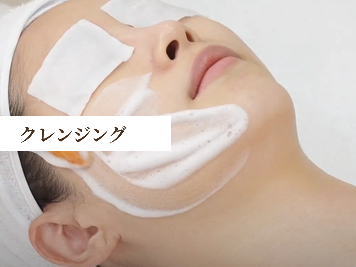 ララピールピーリング前のやさしいクレンジング施術。肌に負担をかけず毛穴や汚れを落とす工程。