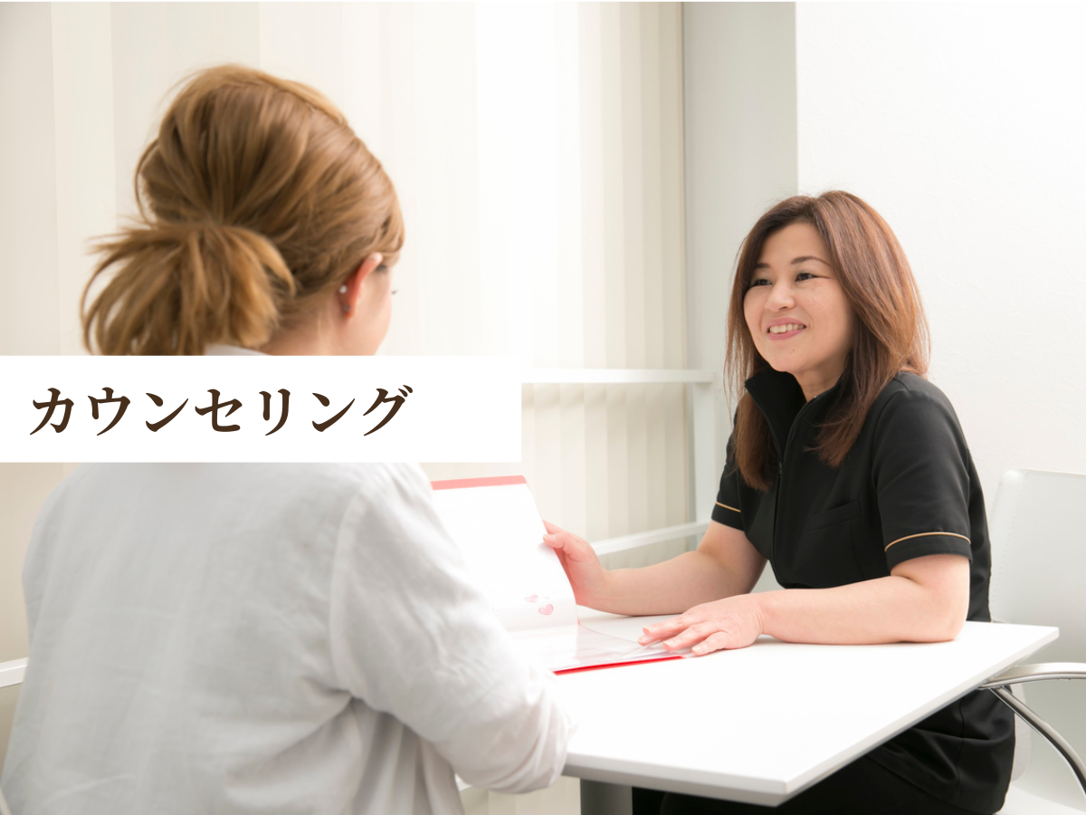 ララピール施術前のカウンセリング風景。肌状態や毛穴・くすみの悩みを丁寧に確認する様子。