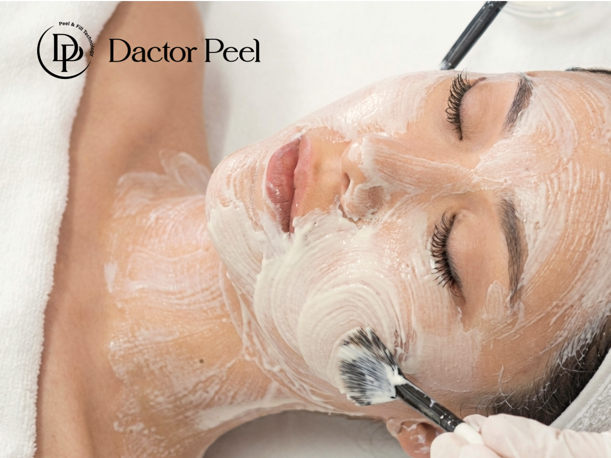 京都四条烏丸のサロンで行うダクトピール施術中の様子。毛穴ケア・角質除去を行う女性の肌アップ